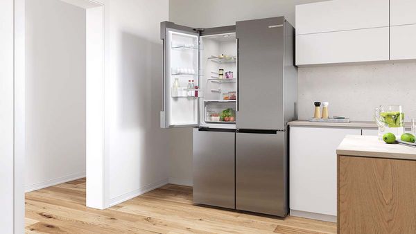 Francia ajtós hűtőszekrény egy konyhában, nyitott bal oldali ajtóval.