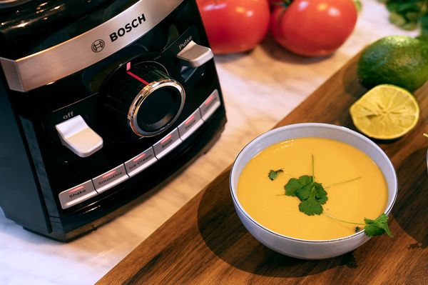 Bilde av VitaBoost High Speed ​​​​Blender og to skåler med suppe