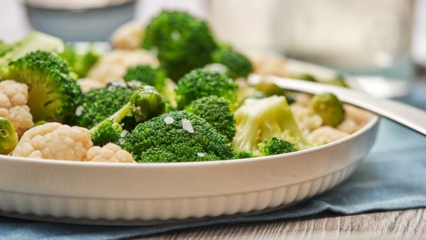 Assiette de légumes frais cuits à la vapeur.