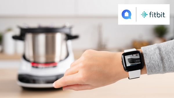 Eine Benutzerin erhält eine Benachrichtigung vom Cookit auf ihrer Smartwatch.