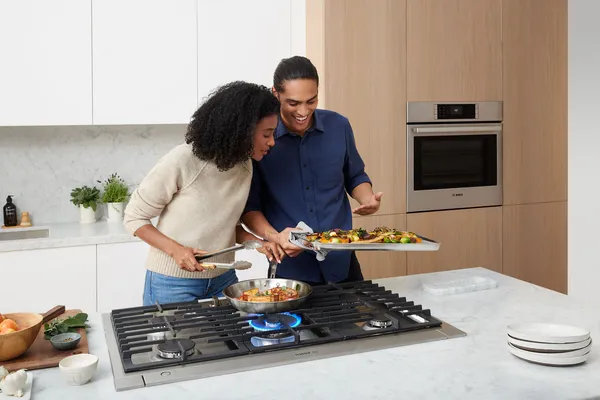 Family cooking with a Bosch gas cooktop