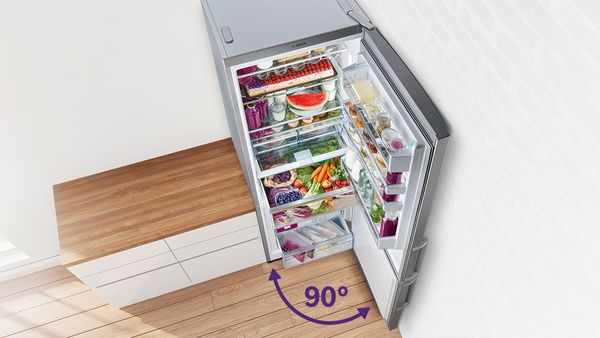 Een Bosch koelkast met een tekening dat het in een hoek van 90 graden geplaatst kan worden en de deur dan nog helemaal open kan.