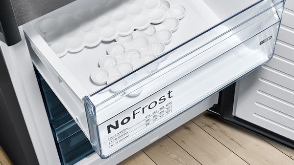 Een close-up van een No Frost vriezerlade in een Bosch koelkast.