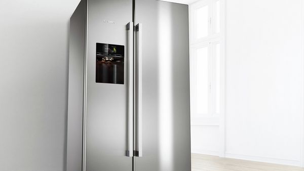 Близък план на Американски стил хладилник side-by-side с дозатор за лед и вода.