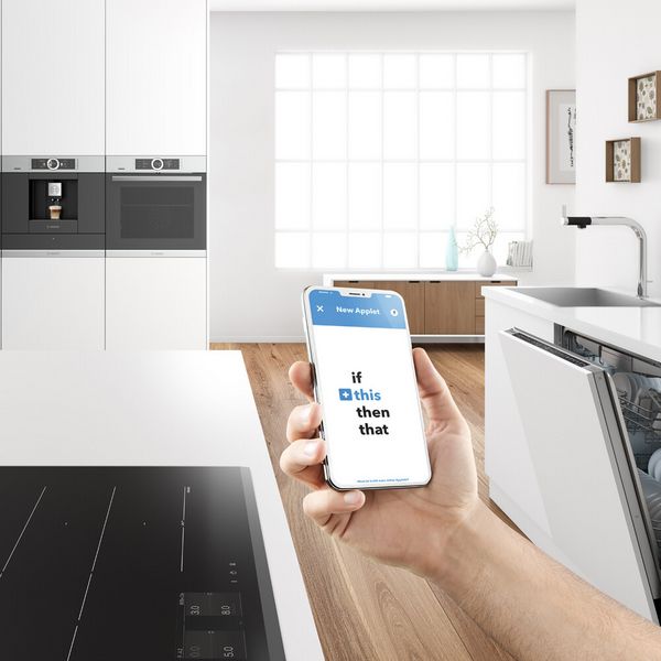 La app Home Connect puedes descargarla de manera gratuita en cualquier móvil o dispositivo. Compatible con iOS y Androi. Una placa con Home Connect y con una sartén.