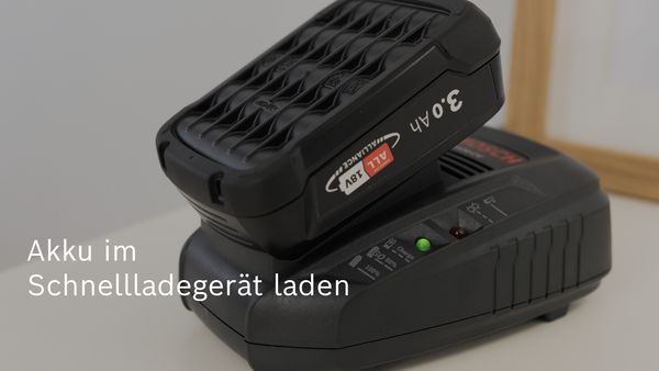 Akku am Schnellladegerät laden