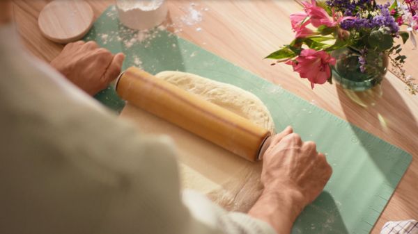 Model stellt gefüllte Croissants zum Muttertag her.