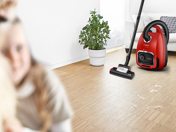 Bosch ProAnimal Staubsauger mit Beutel entfernt Tierhaare zuverl&auml;ssig von Hartboden und Teppich