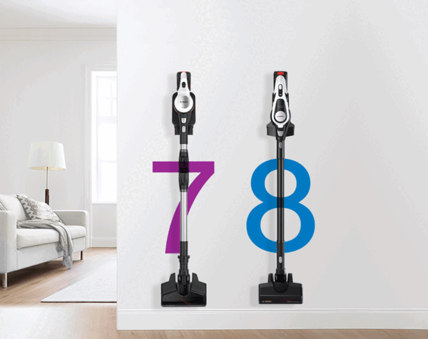 Kabellose Unlimited 7 und Unlimited 8 Staubsauger hängen nebeneinander in ihrer Dockingstation an der Wand im Wohnzimmer.
