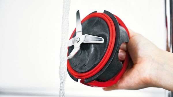 Per lavare la lama di un frullatore BOSCH basta passarlo sotto l’acqua corrente.