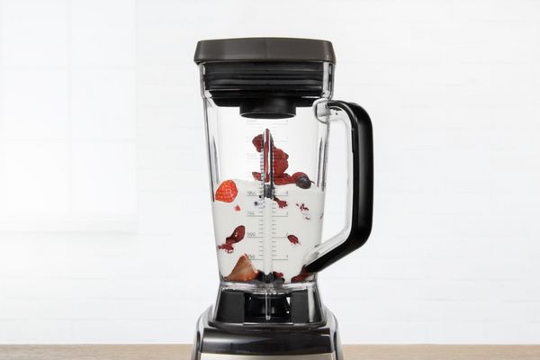 Batidora VitaBoost de Bosch con frutas y leche dentro de la jarra mezcladora.