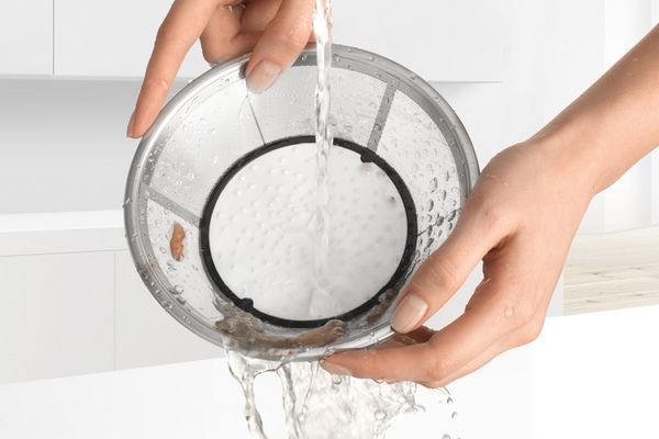 Το ανοξείδωτο φίλτρο-σίτα του φυγοκεντρικού αποχυμωτή VitaJuice της Bosch καθαρίζεται με νερό.