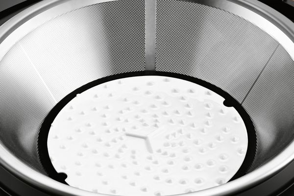 Une image montrant le tamis en acier inoxydable de l'extracteur de jus centrifuge Bosch VitaJuice.