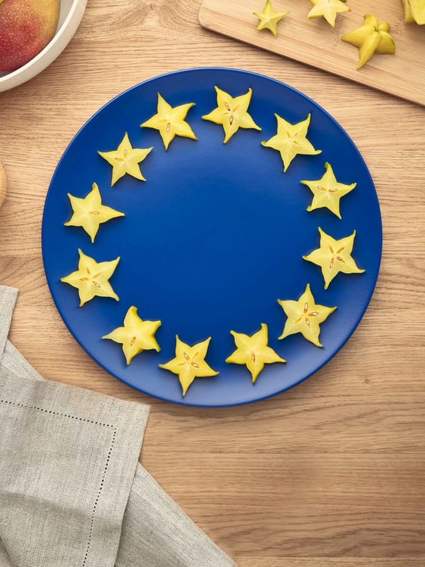 Plato azul sobre una mesa simulando la bamdera de la Uni&oacute;n Europea.