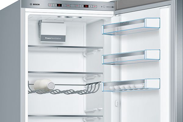 Réfrigérateur 1 porte avec froid brassé : le ventilateur est visible en haut de la paroi arrière du réfrigérateur. 