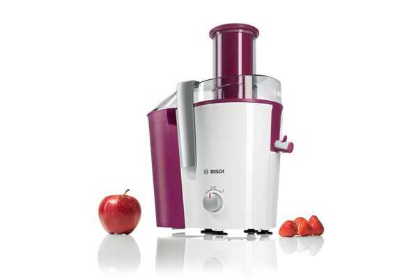 Le presse-agrumes centrifuge Bosch en violet avec des accessoires, une pomme et des fraises à côté.