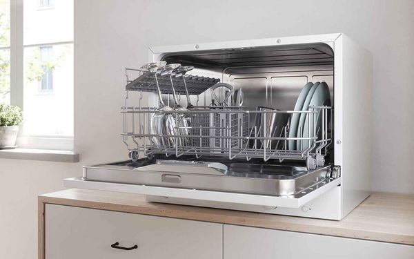 Lave-vaisselle compacts pose-libre : parfaits pour les petits espaces !