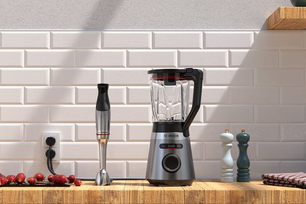 Der Bosch Standmixer VitaPower Serie 4 und ein Bosch Handrührer auf einer Küchenabstellfläche, daneben das Symbol für die 10-Jahres-Garantie.