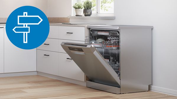 Inbyggd smart diskmaskin i rostfritt stål, med öppen lucka, i ett kök.