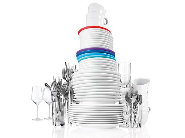 Piatti impilati al centro, con bicchieri e stoviglie disposti ai lati