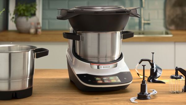 Cookit de Bosch avec ses 7 accessoires professionnels, posés sur une étagère de cuisine.
