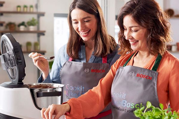 Two women trying out the Cookit on a Cookit event.