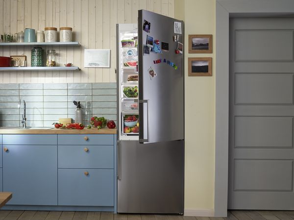 Egy konyha, ahol a Bosch szabadonálló hűtőszekrény ajtaján a likeabosch feliratú színes mágnesek és Jonas Ekloef egyik rajza találhatók.