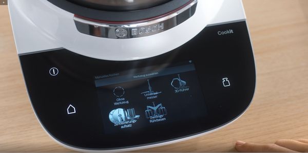 A user checking the integrated scale in the Cookit display.