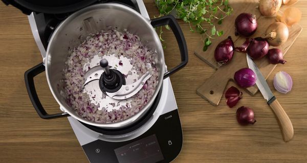 The Bosch Cookit cuts red onions with the universal knife. 