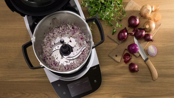 The universal knife is included in the delivery scope of the Bosch Cookit.