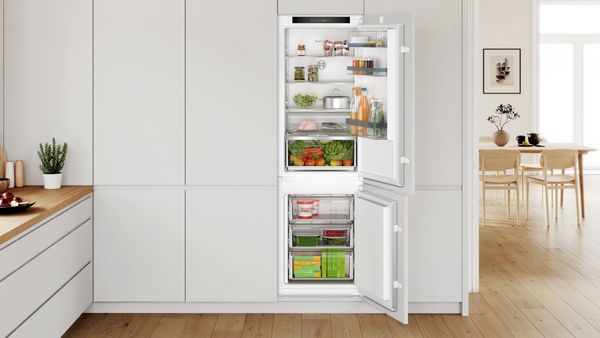 Serie di un frigorifero con congelatore, un frigorifero a doppia anta e un congelatore.