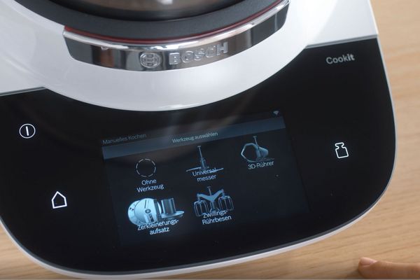 The display of the Bosch Cookit is shown. 