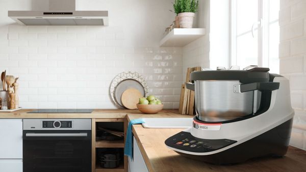 Der Bosch Cookit steht auf einer Küchenarbeitsplatte.