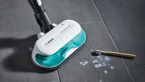 Unlimited 7 ProHygienic Aqua vasker opp flekker etter en tannbørste som har falt på gulvet.