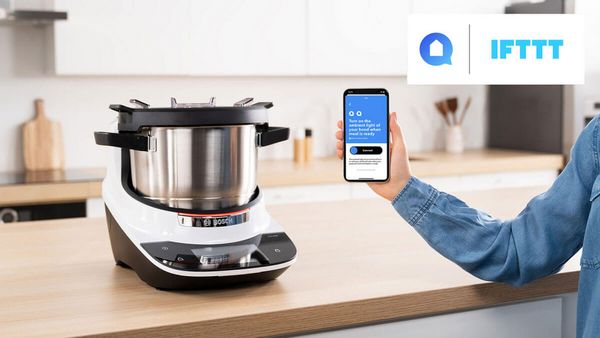 Smartphone in front of the Cookit. 