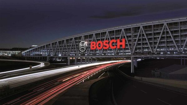 Das rote Bosch Logo wird auf einer Brücke über der Autobahn angezeigt.