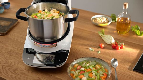 Soup with vegetables is being made in the Bosch Cookit.