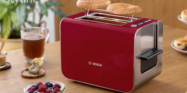 Styline-Toaster für 2 Brotscheiben, Rot, toastet einen Bagel.
