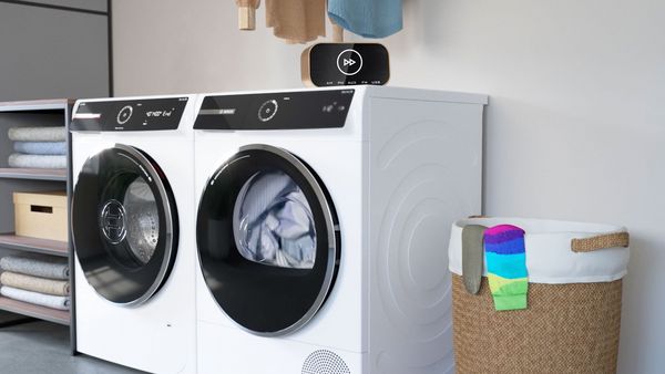 La secadora Serie 8 A+++ seca la ropa mediante la opción Speed Perfect. Un despertador muestra la señal de avance rápido.