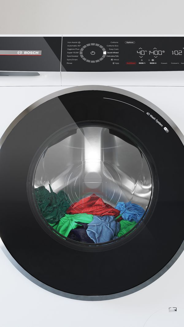 Zbliżenie na bęben pralki Serie 8 wypełniony praniem.