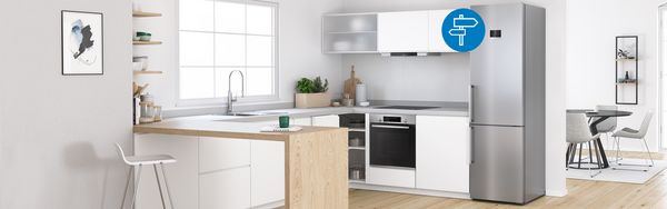 Icône de panneau routier et trois réfrigérateurs Bosch différents porte ouverte représentant le Fridge et Freezer Finder