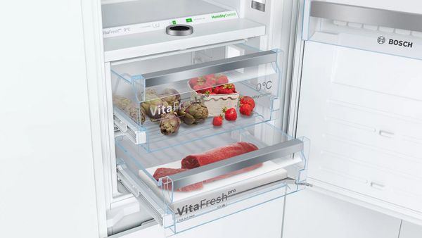 Friske råvarer i vitafresh skuffer i et Bosch køleskab