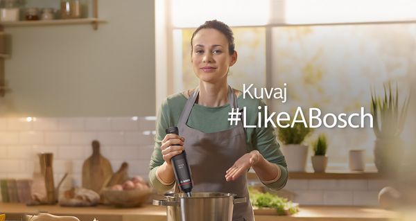 Kuvar koristi štapni mikser ErgoMaster iz serije 4 u šerpi.