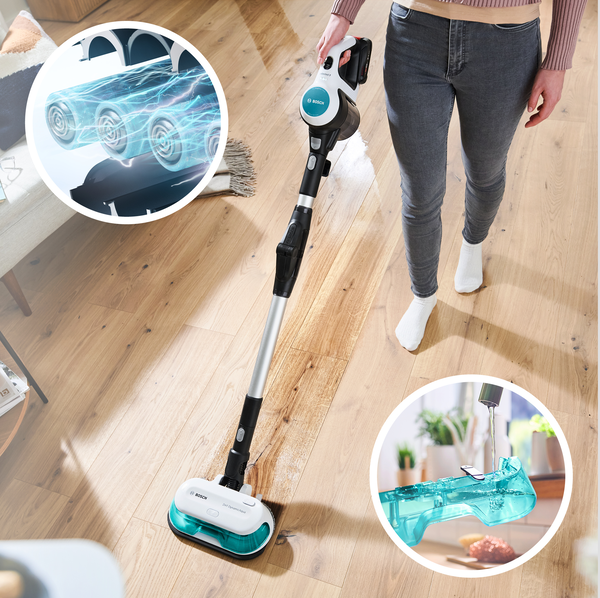 Bosch Unlimited 7 ProHygienic Aqua Akku-Staubsauger mit Wischfunktion reinigt einen Hartboden mit automatischer Wasserdosierung und rotierenden Wischpads.
