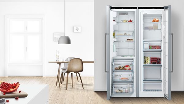 Bosch freistehende Gefrierschränke mit geöffneten Türen in einer modernen Wohnung