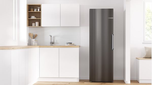 Ein freistehender Bosch Kühlschrank in einer modernen, weißen Küche