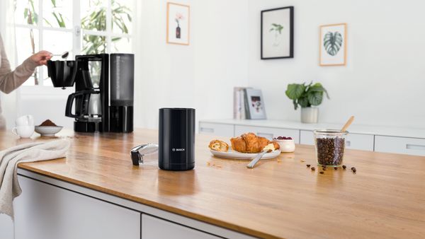 ekspres przelewowy do kawy i mlynek do kawy na blacie w kuchni