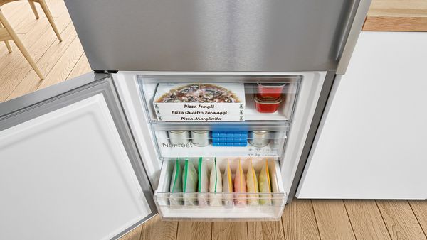 No frost Bosch free standing fridge freezer 