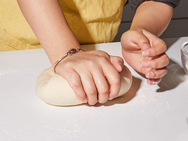 Baker keanding dough