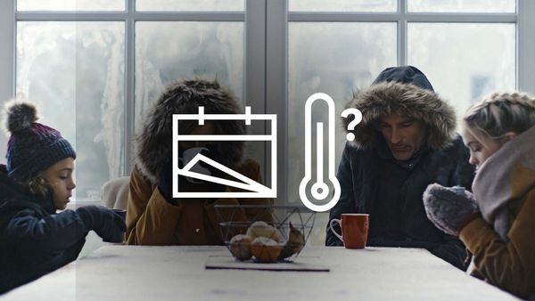 Zwei Personen sitzen mit Winterjacken warm eingepackt vor heißen Getränken; darüberliegend ist ein Kalender-Icon und ein Temperatur-Icon mit Fragezeichen abgebildet. 